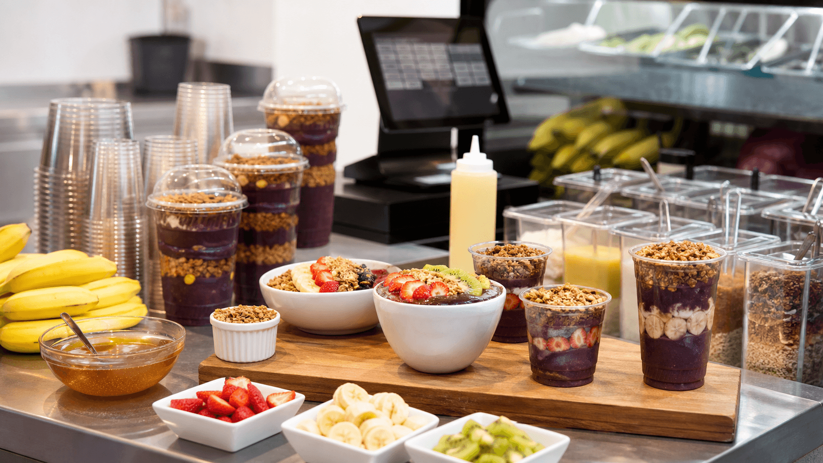 Balcao de acaiteria com acai e adicionais organizados